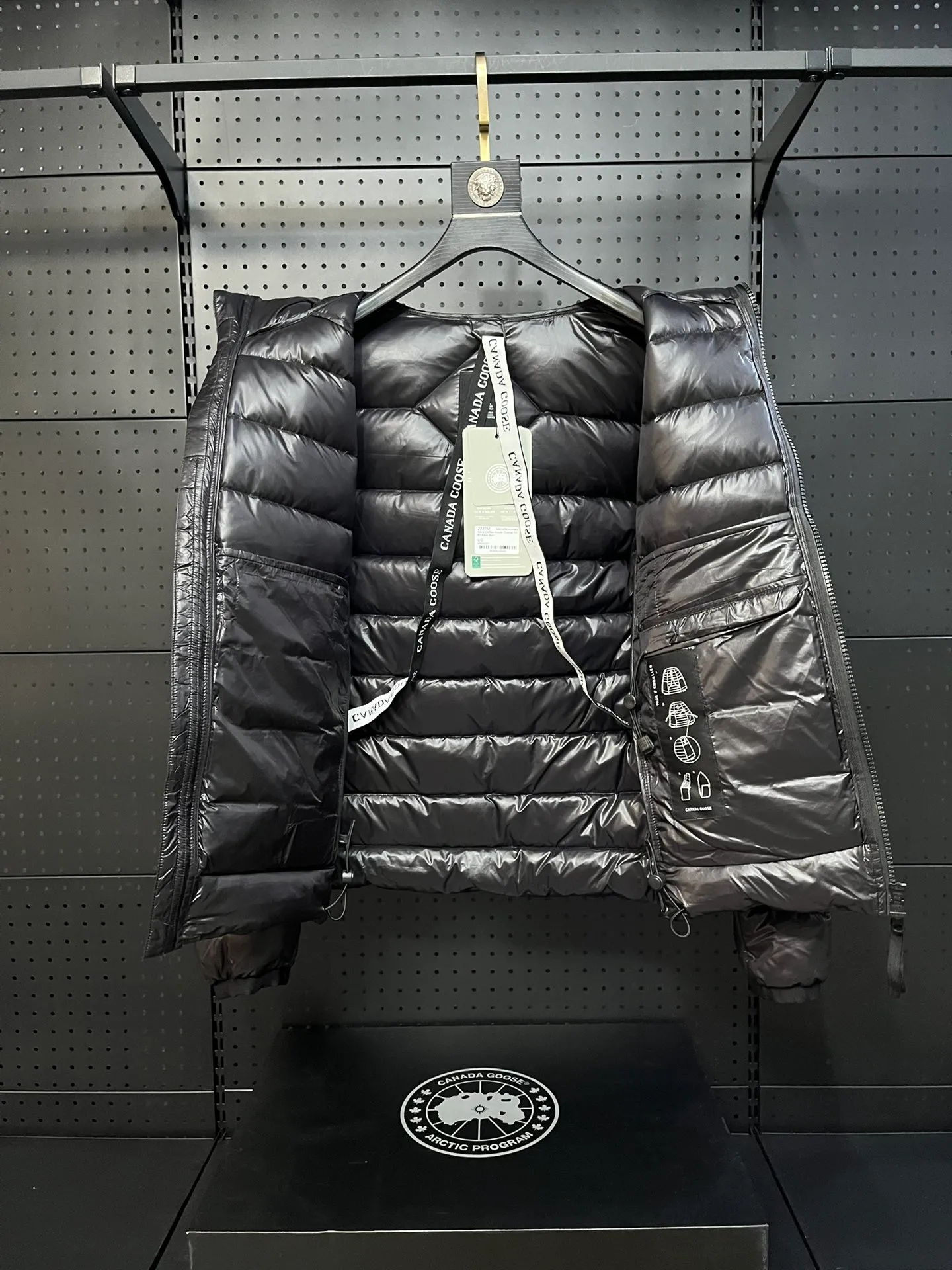 P860 Top 🔥purchase version 𝘾𝘼𝙉𝘼𝘿𝘼 𝙂𝙊𝙊𝙎𝙀/Canada Goose 2227 thin and light model. It’s super lightweight and doesn’t feel any weight on your upper body at all! Show more temperament‼  Canada Goose, a Canadian brand, has always been recognized as the warmest down jacket. Various Instagram celebrities, Internet celebrities, and celebrities often wear it for street photos. I make Canada Goose every year, but I still can’t get rid of my love for the goose. No matter how cold the winter is, there is no need to be afraid. Canada Goose is the legendary warmest down jacket and is known as a must-have for Arctic outdoor sports! The most popular down jacket in the world, celebrities are rushing to buy it, it is a must-have! Size: S-2XL Color: silver gray (red label) silver gray (black label), black (red label), black (black label), dark blue